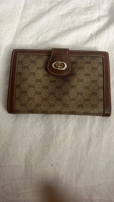 $90 • Buy Gucci Vintage Compact Wallet