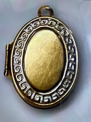 Vintage Ladies 9ct Gold Oval Locket Pendant • £98