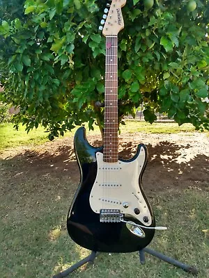 $99.99 • Buy Fender Starcaster SSS Guitar W Strap,  Cable, Capo, Whammy Bar Gr8 4 Beginner