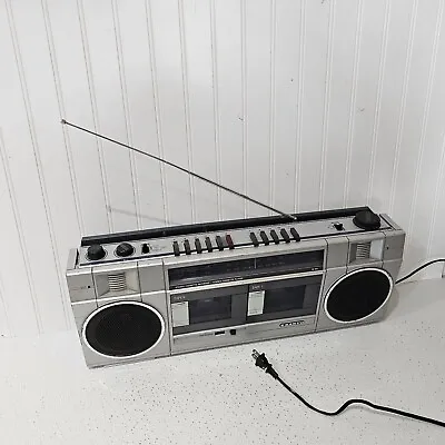 Vintage 80’s Sanyo M W200 AM/FM Radio Dual Cassette Boom Box Ghetto Blaster READ • $54.88