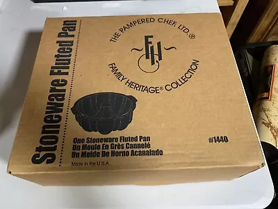 $34.99 • Buy Pampered Chef Fluted Bundt Pan Family Heritage Collection Stoneware Retired 1440