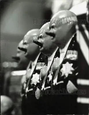 Press Photo Row Of Cigar-smoking Winston Churchill Figurines In Selfridges • $15.88