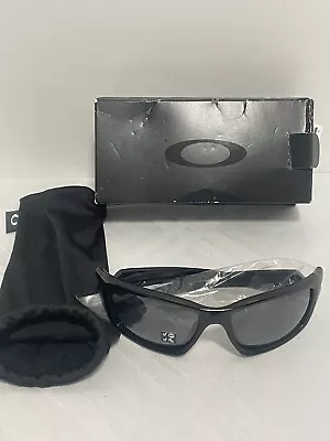 0OO9236 Oakley Valve Sunglasses - Polished Black / Black Iridium Polarized  New • $38