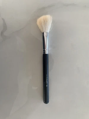 £9.50 • Buy MAC Make Up Brush 168 Contour