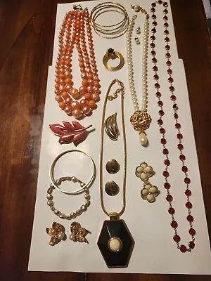 LOT Of 17 VINTAGE Jewelry SARAH COVENTRY AVON MONET And Other's • $58.99