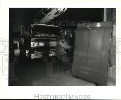 1992 Press Photo Roosevelt Bailey Moves A Voting Machine In Jefferson Parish • $19.99