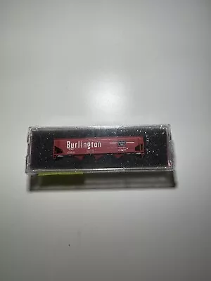 Roundhouse 8624 N Scale 40' 3 Bay Offset Hopper Burlington #170011 Red • $12