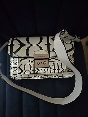 Michael Kors Medium Handbag • $75