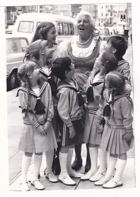 BARONESS MARIA VON TRAPP & HER SINGERS STAGE CHILDREN 1981 EPOQUE Photo Y 304 • $15.99