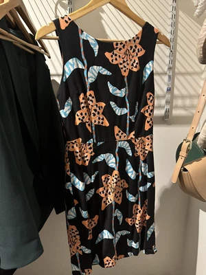 $40 • Buy Gorman Size 8 Hibiscus Shift Dress
