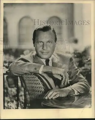 1961 Press Photo Designer Bill Blass Received The 1966 Cotton Fashion Award • $29.88