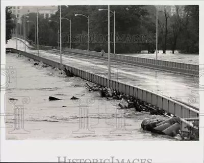 1972 Press Photo Flood Water Under Market Street Bridge - Pna25109 • $12.99