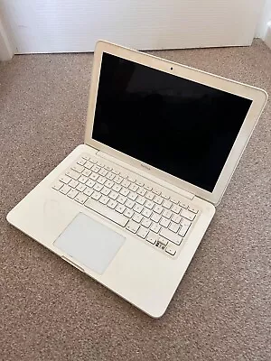 Apple MacBook 13.3in Intel Core 2 Duo 2.4 GHz Laptop -  White • £65