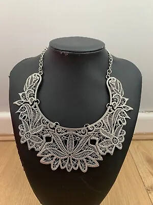 £5.99 • Buy STATEMENT Bib Necklace Silvertone Lace Effect Metal Costume Jewellery 