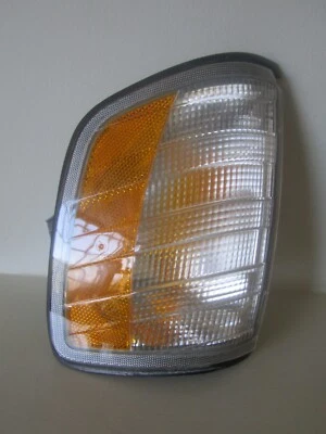 $19.95 • Buy MERCEDES W124 OEM Front Left Headlight Turn Signal 1315106902 W124USA2357NA NEW
