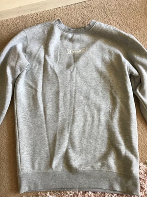 £5 • Buy Ellesse Grey Thick Jumper Size Small