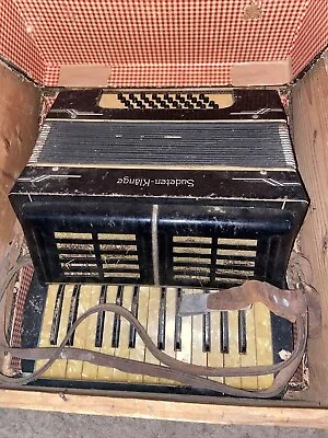 Vintage Sudetenlan-Klänge Accordion Piano  • $1000