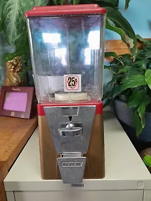 Vintage Oak Candy Machine In Great Working Order .25 Twenty-five Cent Machine... • $50