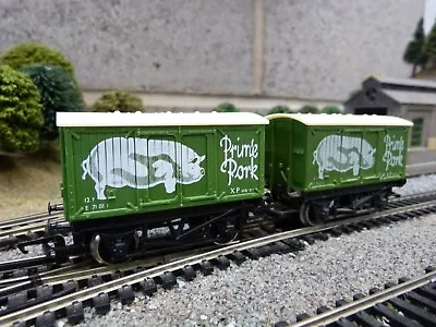 Hornby Prime Pork Vans X 2 For OO Gauge Model Train Set • £1