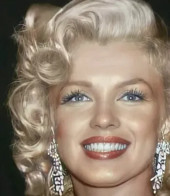 Marilyn Monroe - A Stunning Smiling Headshot !! • $2.22