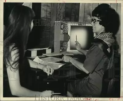 1970 Press Photo Larita Cutchshaw Mary Ann Daniel-microfilm Scanner Job Search • $19.99