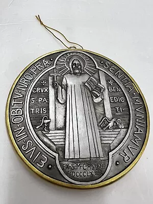 Medalla De San Benito Para Colga Color Plata Y Dorado  6”  De Poliresina 6707-6 • $27