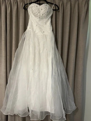 $110 • Buy ￼ ￼ ￼ Deb Dress Or Wedding Dress Size 6 To 8 Adjustable Strapless