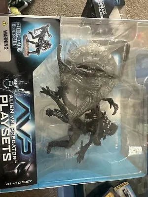 Alien Vs Predator Playsets CELTIC PREDATOR Throws Alien McFarlane Toys NEW 2005 • $35