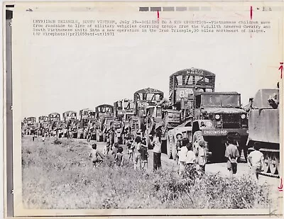 NICK UT: CHILDREN WATCH SOUTH VIETNAMESE TROOPS * VINTAGE 1971 VIETNAM WAR Photo • $36