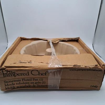 $35 • Buy The Pampered Chef # 1440 Family Heritage Collection Stoneware Fluted Pan IOB