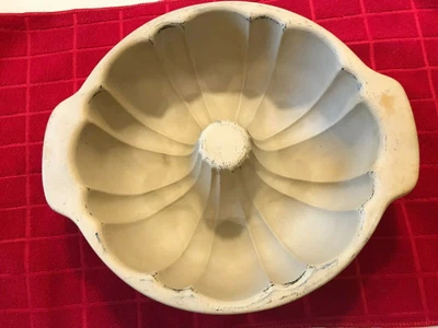 $14.99 • Buy Used PAMPERED CHEF FAMILY HERITAGE   STONEWARE 10  FLUTED BUNDT CAKE PAN