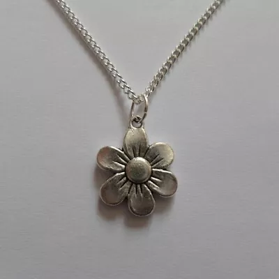 Daisy Pendant Necklace Silver Plated  18  Curb Chain • £2.99