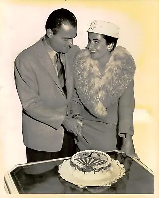 1957 Mike Todd And Elizabeth Taylor Cut Cake Original News Service Photo • $14.99