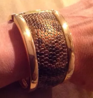 JC PENNEY SIGNED VINTAGE LOOK GOLD TONE CROCODILE PATTERN  Bangle Bracelet-NWOT! • $16.99