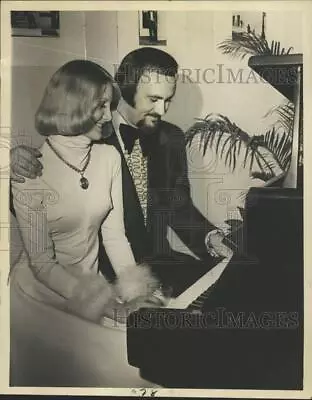 1976 Press Photo Ronnie Kole Plays Piano Beside Mrs. Anton N. Zanki - Noo63779 • $19.99