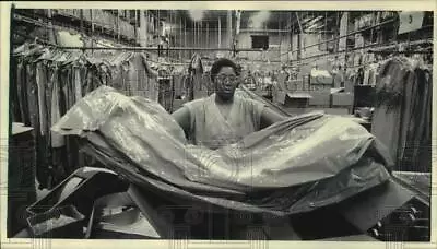 1985 Press Photo Wilma Colby Hands Garments At JC Penny's Packing Station. • £15.19