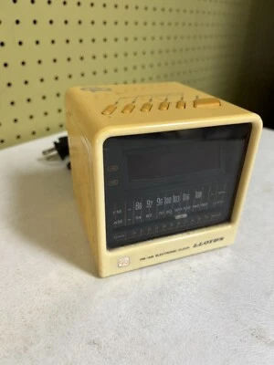 Vintage Lloyd's FM/AM Radio Alarm Clock Yellow Plastic Cube CR Works Great J303 • $18.99