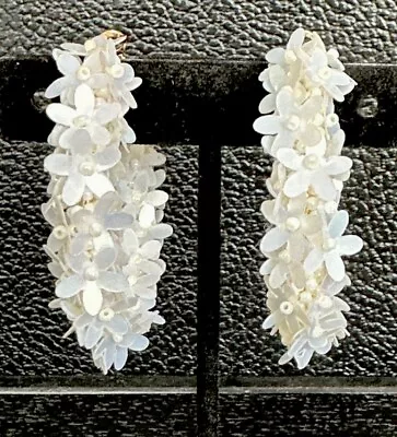 MY VINTAGE MOM’S Gold Tone WHITE Petite FLOWER HOOP Pierced BIG! Earrings • $3.99