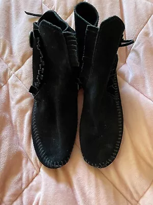 Minnetonka Moccasin Ankle Booties Fringe Black Womens Size 7.5 Silver Buttons • £28.95