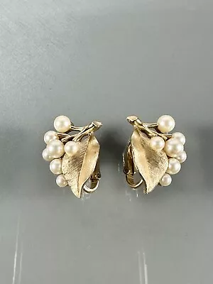 CROWN TRIFARI Vintage Gold Tone Leaf Faux Pearls Clip On Earrings • $9.99