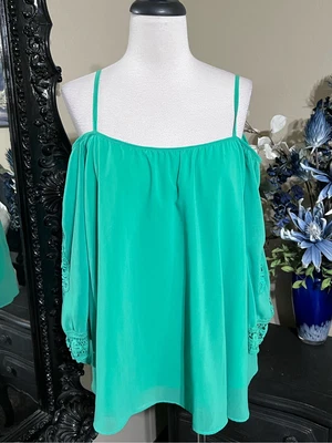$18 • Buy Va Va By Joy Han Green Cold Shoulder Asymmetrical Blouse Size Small