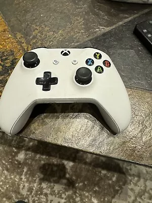 Microsoft Official Xbox One Wireless Controller - White • £8.50