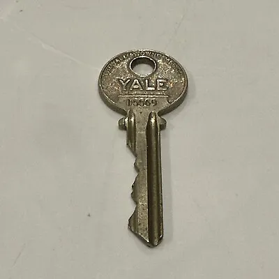 YALE Yale & Towne Paracentric Lock Key 15569 USA 9304 Vintage 2.25  • $2.09