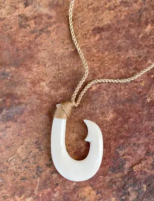 Hawaiian Jewelry Maori Hei Matau Fish Hook Bone Carved Pendant Choker 35592 • $15.79