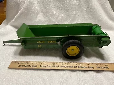 Vintage Ertl John Deere 44 Gear Drive Manure Spreader Wagon  1:16 Scale • $85.95