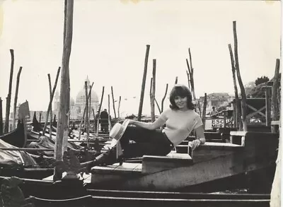 Anne Heywood Midas Run Glamour Pose Venice Gondolas Original 7x9 Photo Snipe  • $24.99