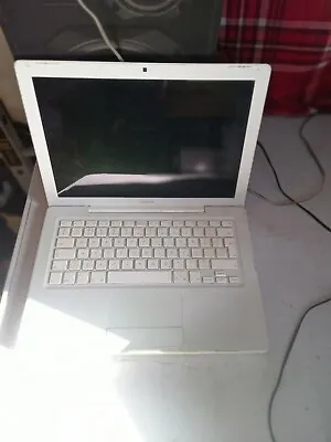 Apple MacBook White13  Intel Core 2 Duo No Battery  • £59.99