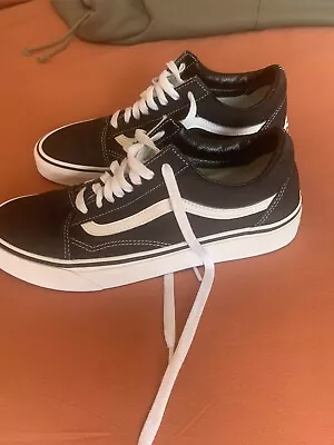 Vans Old Skool Men’s (size US: 9) • $40