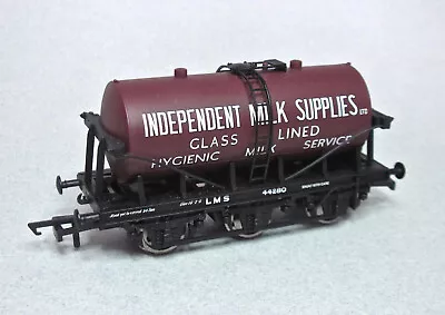 HORNBY R6405 OO Gauge 6 Wheel Milk Tank Independent Milk Supplies 44280 • £9.99