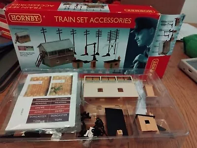 HORNBY No.R8202  OO  GAUGE TRAIN SET SIGNAL BOX / TRACKSIDE ACCESSORIES ~  • £17.50